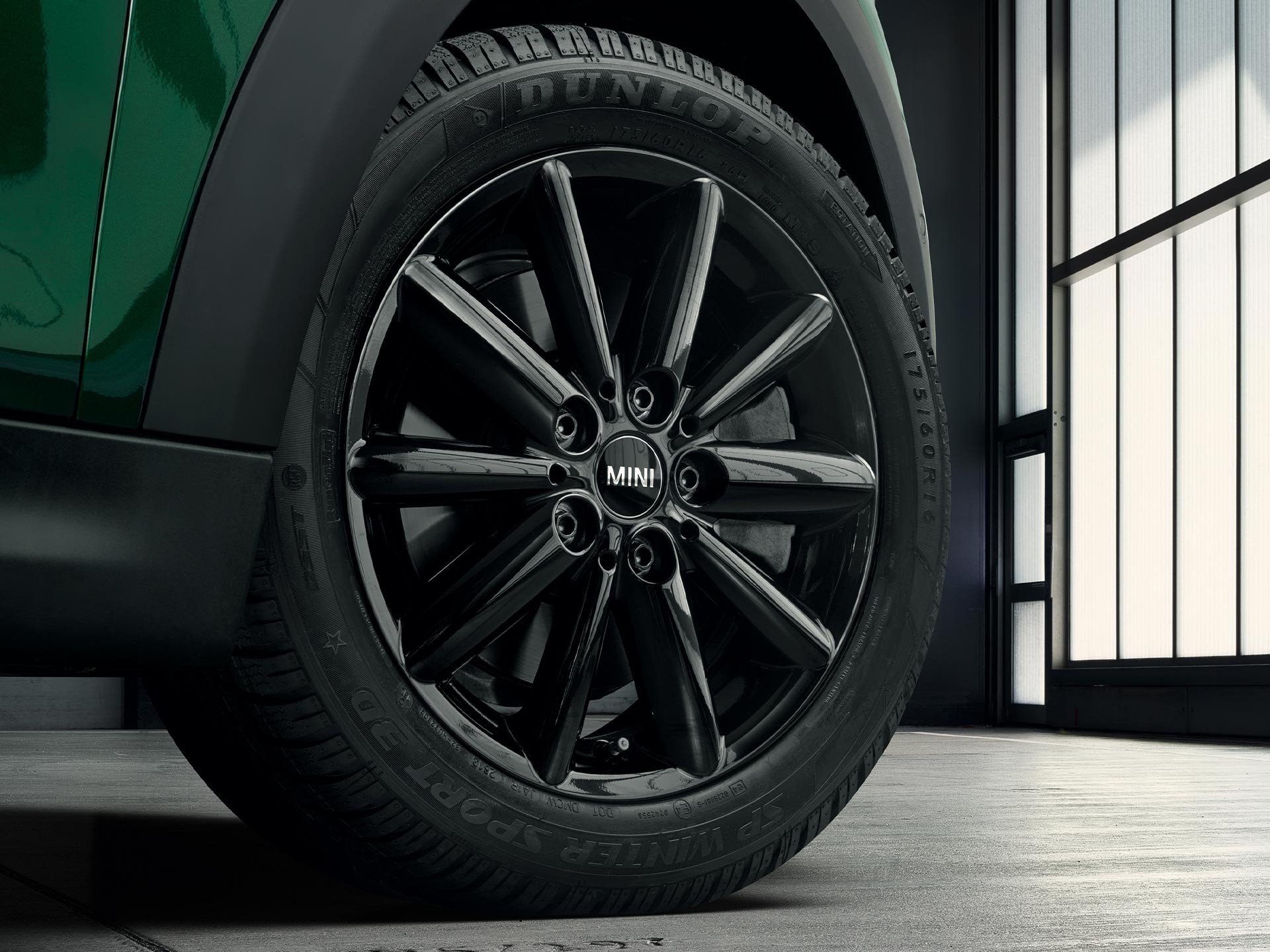 16" Radial Spoke 508 Jet Black Uni
